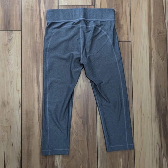 EUC Under Armour Heatgear Compression High Waisted Capri Crops [M] - Picture 10 of 10